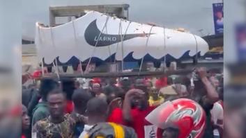 El funeral convertido en fiesta: arrasa el paseo de un extraño ataúd por las calles de Ghana