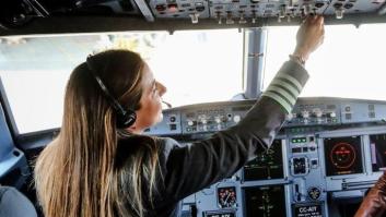 ¿Es la piloto o la pilota? La RAE aclara la duda sobre el femenino de piloto