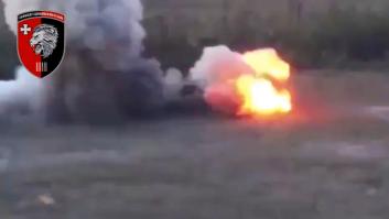 Un tanque ruso se disfraza de granero y a continuación cae en la trampa explosiva de Ucrania