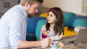 Una psicoterapeuta pide a padres y madres dejar de decir inmediatamente estas frases a sus hijos