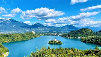 El increíble lago de Europa que oculta una iglesia con más de 6 siglos en su corazón