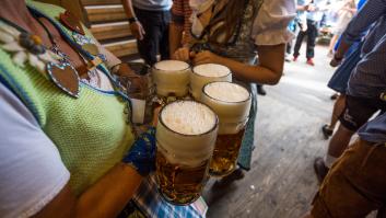 Lo que descubre una camarera del Oktoberfest limpiando una mesa dice mucho de la educación de la gente