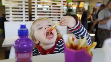 Llevan a su hija de un año a un restaurante y la cuenta escondía una sorpresa por el comportamiento de la peque