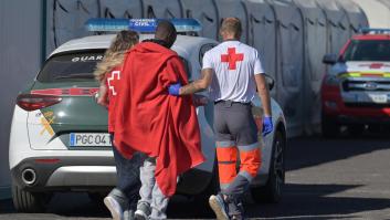 Un nuevo cayuco llega a El Hierro con 77 personas cuando continúa la búsqueda de cuerpos en el mar