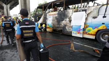 Al menos 10 muertos al incendiarse un autobús escolar en Bangkok