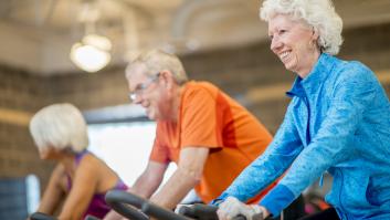 Los mayores también van al gimnasio y estos son los tres ejercicios que los especialistas les recomiendan practicar