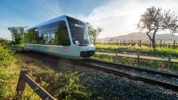 El nuevo tren eléctrico que viaja por vías olvidadas asombra: acepta 80 pasajeros y su batería se carga en dos minutos