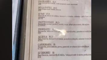 La carta de un restaurante italiano incluye pizza con piña y la anotación que ponen es una delicia