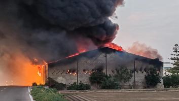 Un incendio en Valencia obliga a confinar las viviendas de la zona