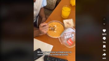 Un peruano compra una tortilla en el súper y lo que hace luego desata el 'pánico' entre españoles