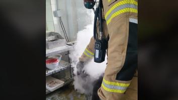 Un bombero explica el impensable método con el que apagan un fuego en una freidora