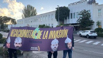 Un grupúsculo fascista señala y amedrenta a cuatro periodistas en La Sexta por desmontar los bulos de la extrema derecha