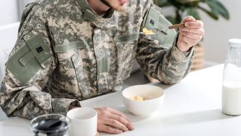 Un cocinero del Ejército desvela el inesperado alimento que comen SIEMPRE en las maniobras