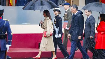 La lluvia obliga a abrir el paraguas en el desfile por el 12-O y son muchos los que se hacen la misma pregunta