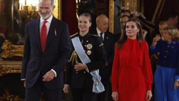 Letizia se quita la gabardina con la que ha triunfado y deja ver su vestido rojo España