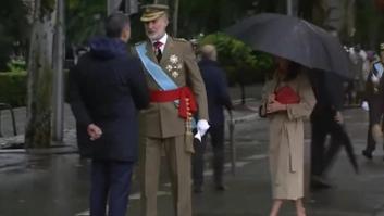 Un detalle de este momento de Pedro Sánchez con Felipe VI en el desfile del 12-O provoca el revuelo instantáneo