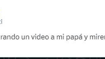 Enseña a su padre un vídeo del móvil y el mensaje que justo le envía su amiga es de todo menos oportuno