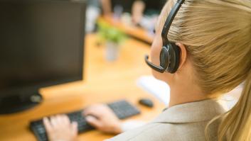 Una teleoperadora arrasa con su mensaje a quienes le gritan cuando reciben sus llamadas