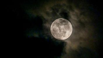 El motivo por el que la luna brilla si no tiene luz propia