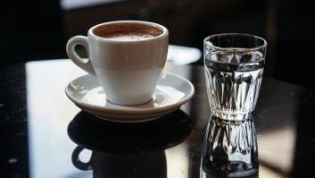 El simple gesto al tomar café que sirve para detectar a los traidores