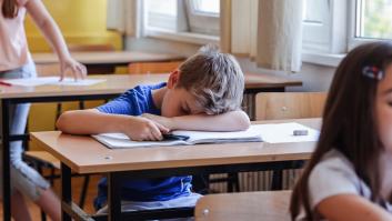 Adiós a los madrugones para ir a clase: un estudio descubre los beneficios de empezar tarde el horario escolar