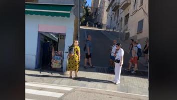 Graba el momento en el que unos turistas se encuentran con el camino más complicado para ir al Park Güell