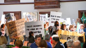 "Canarias no se vende": varias manifestaciones recorren las islas contra el turismo masivo