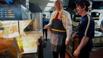 Trump cocina patatas fritas en un McDonald's e insiste sin pruebas en que Harris nunca trabajó en uno