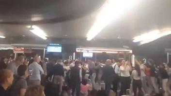 Lo que hacen cientos de pasajeros para pasar el tiempo esperando a los trenes de Atocha solo podía ocurrir en España