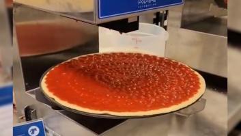 La comparación entre un pizzero y una máquina automática que divide a los amantes de la pizza