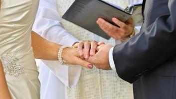 Un sacerdote para la boda por la forma de vestir de la dama de honor