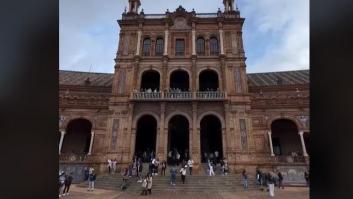 Graba a su amiga valenciana en la Plaza de España de Sevilla y muchos ya sabían lo que iba a ocurrir