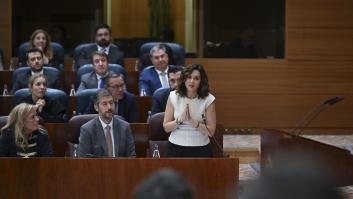 Ayuso defiende a su pareja en la Asamblea: "La montaña de corrupción es tan grande que un hilo dental no lo va a tapar"