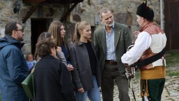 Captan este momento entre Leonor y Sofía durante la visita al Pueblo Ejemplar de Asturias y dice mucho de su relación