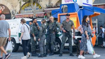 Al menos un muerto y 30 heridos al embestir un camión contra parada de autobús al norte de Tel Aviv