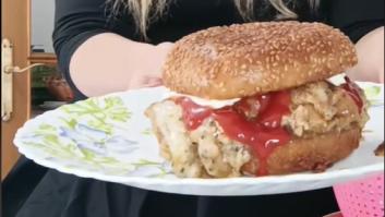 Una extranjera se prepara esta hamburguesa de callos a la madrileña y los comentaros son épicos