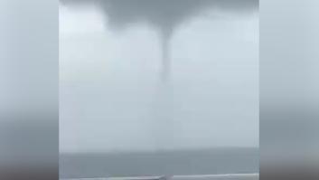 Graban un impresionante tornado que llega con la DANA en la costa de Cádiz