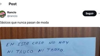 El cartel que han colocado por Halloween en la puerta de casa arrasa más que el payaso de 'It'