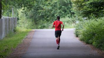 Sale a correr 30 kilómetros por el bosque y desaparece durante un mes: aparece desnudo y explica la forma de sobrevivir