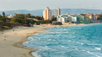 Un nuevo rincón de Europa con mar cristalino y bosques idílicos donde comprar casas con vistas al mar por 400 euros