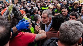 Felipe VI se moja como nunca y una cámara capta una frase demoledora a un ciudadano: "¡Buscan provocar el caos!"