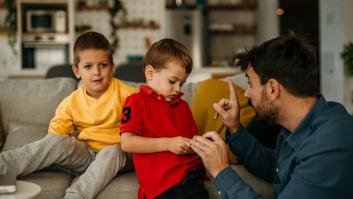 Adiós a decir "ten cuidado" a tus hijos: los expertos revelan la palabra por la que la debes sustituir