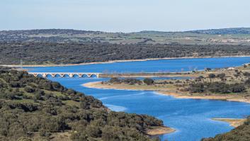 El pequeño pueblo bajo una superpresa de 300 millones de litros de agua que vive en riesgo continuo de inundación completa