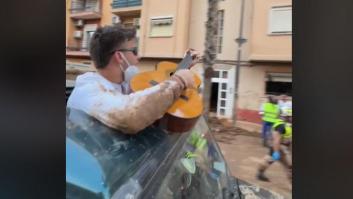 Un grupo de música aparece por sorpresa por las calles de Valencia: un minuto de unión y alegría