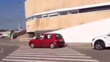 Ve un coche rojo parado en mitad de un paso de cebra y le da una lección tremendamente inesperada