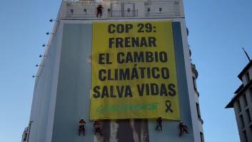 Greenpeace da la bienvenida a otra COP con lona gigante: "Frenar el cambio climático salva vidas"