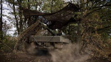 Un tanque Leopard del modelo que presta España abre fuego y destroza una columna blindada entera de rusos