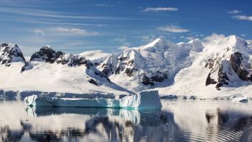 Encuentra un antiguo vehículo cerca de un glaciar que se derrite con un material muy inusual