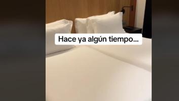 Una gobernanta da estas correcciones en la habitación de un hotel y las respuestas salta en tromba