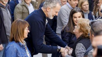 Felipe y Letizia, aplaudidos en Chiva, Utiel y Letur tras su tensa visita a Paiporta